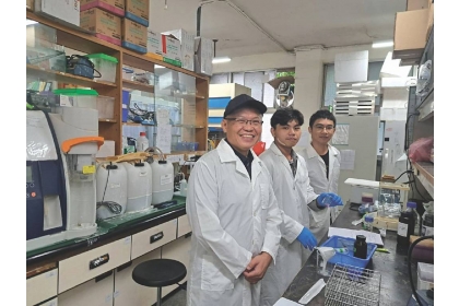 國立中興大學動物科學系李滋泰終身特聘教授(左起)、動科系碩班羅立平同學與謝旻沂同學。圖／謝易晏