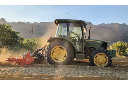 農業機械曳引機加掛開溝犁