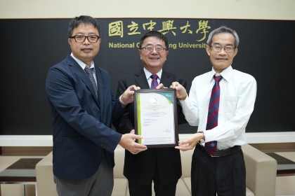 興大詹富智校長（中）、興大農資學院林管處現任處長吳志鴻教授（左）與前處長盧崑宗教授（右）合影。