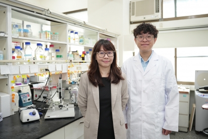 論文作者中興大學分子生物學研究所朱自淳副教授（左）與博士生陳凱柏（右）