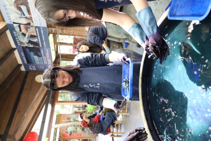 Students practice the indigo dyeing process during the workshop at Zhuo Ye Cottage.