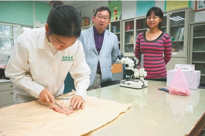 花農學生傅竹迎（左）錄取中興大學獸醫系，校長梁宇承（中）、科主任李佩昭（右）都替她開心。 記者王燕華／攝影