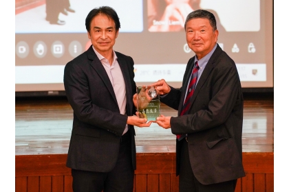 興大林俊良副校長（左）頒發感謝獎座給徐新宏董事長