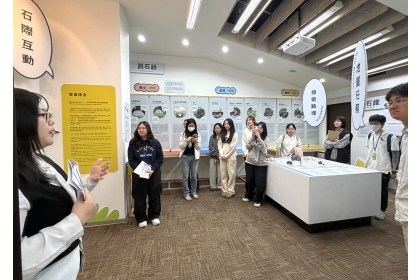 策展團隊進行導覽解說