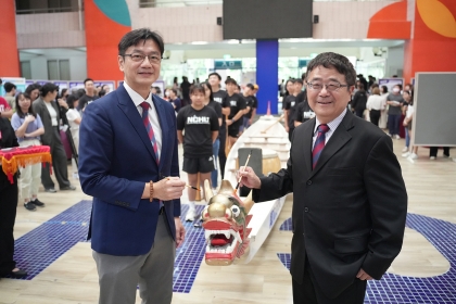 詹富智校長（右）、張照勤副校長（左）為興大龍舟點睛。