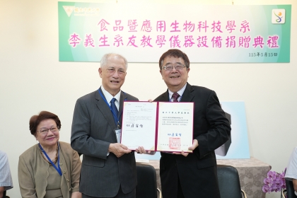 興大詹富智校長(右)頒發感謝狀給李義生校友(左)。