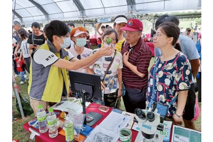 臺大植醫學生參與桃園區農改場參觀日活動，向民眾宣傳植物病蟲害知識與植醫角色。