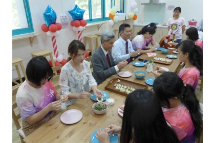 【中國時報】興大校長薛富盛（左三）與學生一起包水餃，慶賀興大女宿舍「誠軒」落成啟用。