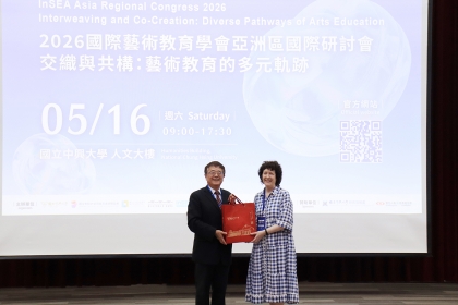 President Jan presented a commemorative gift from NCHU to InSEA President Patsey Bodkin.
