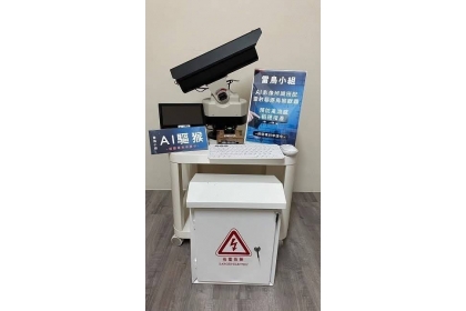 這套AI雷射智能驅鳥獸系統在今年南投茶博會展示，並在教育部U-start創新創業計畫競賽獲得95萬元獎金。（劉興忠提供）