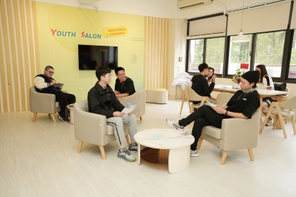 由中興大學與勞動部勞動力發展署中彰投分署合作設立的Youth Salon空間寬敞舒適，提供一站式職涯服務