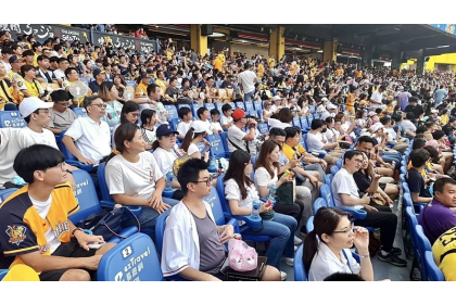 畢業校友攜家帶眷參與支持職棒賽事，場中充滿中興人團結互助的情誼。中興大學提供