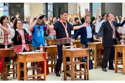 苗栗縣長鍾東錦與來賓一起跳傳統與現代健身(體)操/林冬生攝影