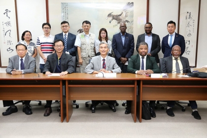 Closing ceremony. First row from left to right: Dr. Chia Chung Chen, Dr. Ming-Der Yang, President Fuh-Sheng Shieu, Prof. Justice M. Thwala, Prof. Absalom Manyatsi Second row from left to right: Dr. Ming-Yi Chou, Mr. Hung-Kuang Tai, Dr. Jiunyuan Chen, Dr. 