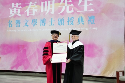 國寶級文學大師黃春明（右）獲頒中興大學名譽文學博士學位，由興大詹富智校長（左）頒授學位證書