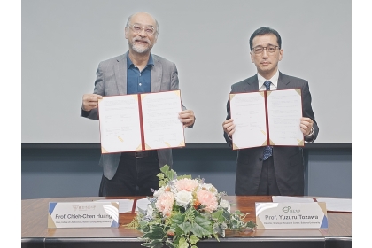 簽約儀式由興大生科學院黃介辰院長（左）與日本埼玉大學理工學研究科戸澤譲教授（右）代表簽約。