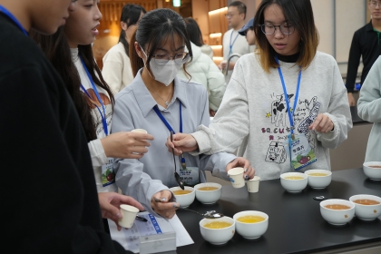 學員於正瀚生技專業場域進行茶的觀、製、泡體驗。