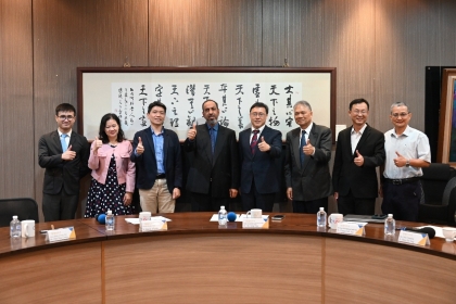 雙邊就未來可開展合作交流意見並於會後合照。(與會人員：阿曼尼日瓦大學校長Dr. Ahmed K. Al-Rawahi(中左)、外交部莊畯喬科員(左1)、周濟衆副校長兼國際長(中右)、電資學院蔡清池院長(右3)、工學院楊明德院長(右2)、農資學院黃紹毅副院長(右1)、前瞻理工科技研究中心服務推廣組林孟昌組長(左3)、國際處學術交流組蘇怡慈組長(左2)。