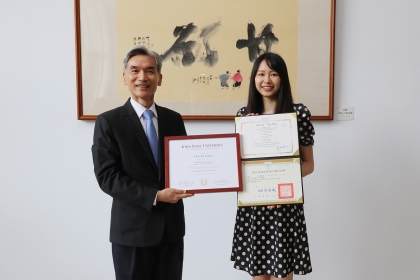 興大薛富盛校長（左）與興大獸醫學系周言昱同學。