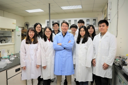 中興大學材料系薛涵宇助理教授（中）與研究室團隊合影。
