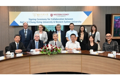 First row from left to right: Pro Vice-Chancellor. Yi-Chen Lan、President Barney Glover AO、President Fuh-Sheng Shieu、Vice President Dr. Fuh-Jyh Jan、Dr. Chia-Lin Chang、Dr. Chieh-Chen Huang Second row from left to right: Dr. David Thomas Tissue、Dr. Deborah H