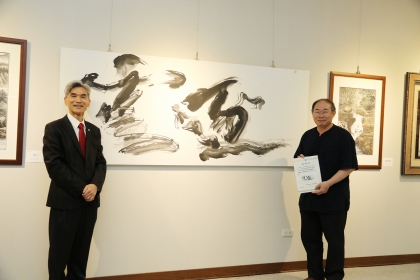 書法家張志鴻（右）當場捐贈作品予興大藝術中心典藏