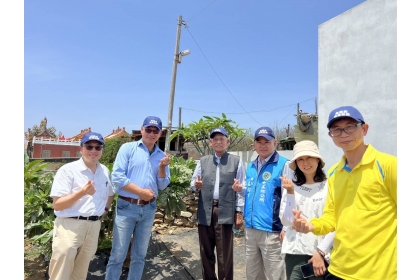 From left to right: Professor Tzong-Ru Lee Professor of Marketing Department of NCHU; Mr., Chun-Yin Kuo, founder of Changhua flower-and-tree bank; Professor Vijay of Texas A&M University in USA; Mr. Chi-Chun Lu, Cimei Township chief of Penghu county; Mrs.
