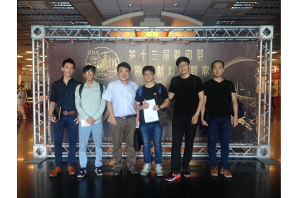 興腎力團隊由中興大學機械所吳嘉哲教授（左3）及瑞霸生技丘兆欽（右1）及興腎力團隊機械所同學共同開發技術。