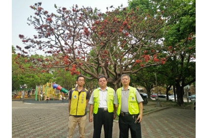 防檢局陳宏伯組長（中）與興大植物教學醫院院長唐立正（右）4月8日至惠來公園視察