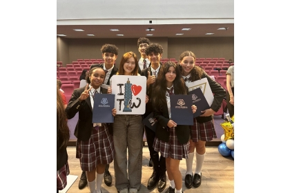 2024德州國際領袖學校暑期華語研習團閉幕典禮隊輔人員與學生合照