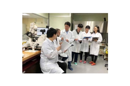 國立中興大學生科系陳全木終身特聘教授（左3），為學生講解基因編輯的胚胎注射技術。
