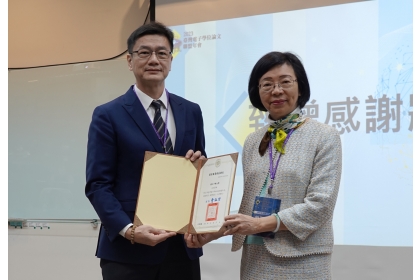 國家圖書館曾淑賢館長（右）頒發感謝狀給興大張照勤副校長