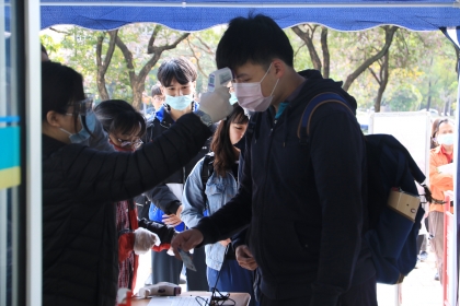 3月2日開學日，中興大學啟動人員登錄、體溫監測、全面消毒、教室通風等措施，迎大批學生返校