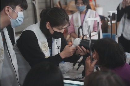 為居民進行AI輔助眼底影像分析檢查。童綜合醫院／提供