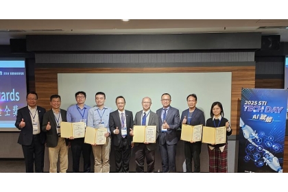 由資策會軟體院主辦的「2025 A* Awards金仝獎」於11月18日舉行頒獎典禮，資策會范俊逸執行長（中）、資策會楊仁達副執行長（左2）、中華軟體公會沈柏延理事長（右3）、資策會軟體院蒙以亨院長（左1）與獲獎團隊共同合影。