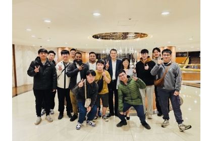 中興大學材料系武東星教授（中）研究團隊榮獲「未來科技獎」。