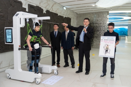 中興大學李聯旺、陽明交通大學柯立偉及高雄醫學大學陳嘉炘團隊，造出全球首創「AI隨動步行復健機器人（HopeStride）」，讓患者主動用腦調控行走，中風後也能重新訓練行走。圖為示範操作。（國科會提供）