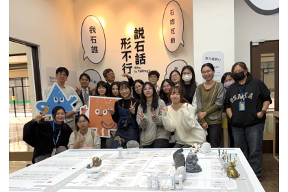 The curatorial team poses for a celebratory photo with Deputy Library Director Yao-Chung Fan (back row, far left), Director Kai-Yu Tang of the Graduate Institute of Library and Information Studies (back row, second from left), and Dean Cheng-Hsien Wu of t