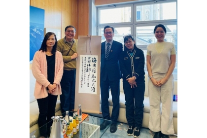 中文系團隊於11月19日拜會駐德國台北代表處，受到谷瑞生大使(中)與教育組翁勤瑛組長(左一)的歡迎，中文系並致贈林榮森教授題獻的書法以示敬意。左二林仁昱教授、右二羅秀美教授。右一為中文系106年畢業校友周心硯，目為為萊比錫大學東亞所碩士生(Prof. Dr. Philip Clart柯若樸教授指導)。