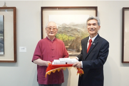 寧可（左）致贈畫作「山水情懷」予興大，興大校長薛富盛（右）頒發感謝狀。