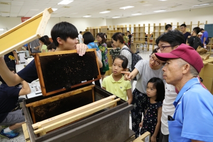 興大昆蟲展開幕 學生介紹蜂箱