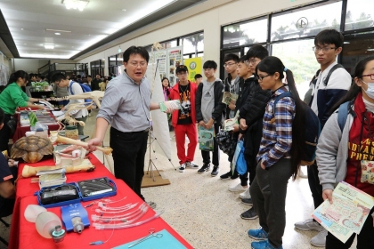 興大「春蟄節」獸醫學系展示標本及各式手術用具，讓大家更了解獸醫系學、用知識。記者喻文玟／攝影