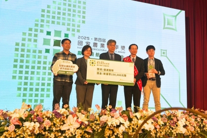 工學院楊明德院長（右2）團隊以「智慧農業新世代：AI 檢測與栽培創新平台」榮獲前瞻創新組優選獎。