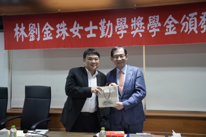 林錫埼董事長(右)與吳嘉哲副學務長(左)合影