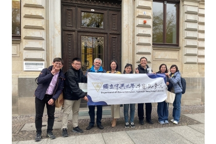 中文系團隊於11月14日拜訪德國萊比錫大學(Leipzig University)東亞所(Institute of East Asian Studies,Chinese Studies)，與所長Prof. Dr. Philip Clart(柯若樸)教授(左三)於東亞所大門前合影留念。(左二游勝輝教授、右五蔡妙真教授、右四羅秀美教授、右三林仁昱教授，右二鄭雅尹教授)。