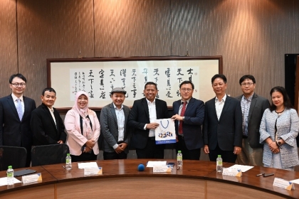 Both parties engaged in discussions on expanding substantive collaboration and took a group photo after the meeting. (Participants: Rector of Diponegoro University, Dr. Suharnomo, Vice Rector, Dr. Wijayanto(left 4), Director of Innovation and Collaboratio