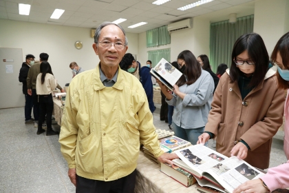 財團法人民生科技文教基金會董事長陳明造教授舉辦珍藏書展，希望分享藏書，推廣閱讀，鼓勵學子跨域學習。