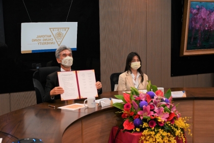 President of National Chung Hsing University, Dr. Fuh-Sheng Shieu, Vice President for International Affairs, NCHU, Dr. Chia-Lin Chang (Right).