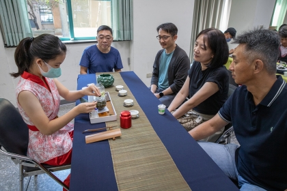 隆華國小茶藝師為來賓展演茶道，品茗信義鄉農會有機烏龍茶及有機紅茶。