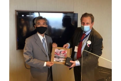 The President of NCHU, Professor Fuh-Sheng Shieu, and the President of the University of Chemistry and Technology, Prague, Pavel Matějka, exchanging souvenirs.